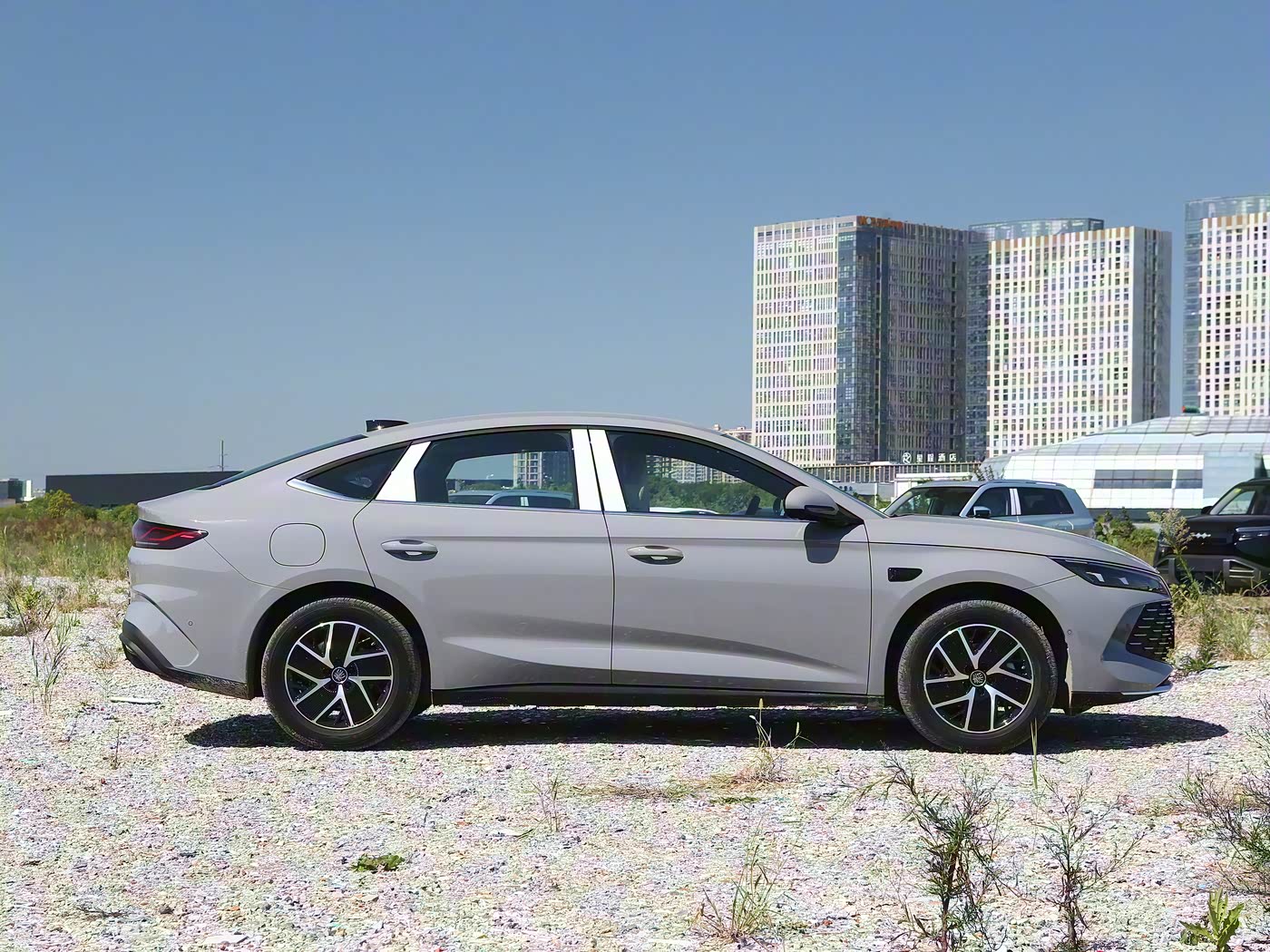 BYD QinL DM-i - Sedan, PHEV — изображение 5