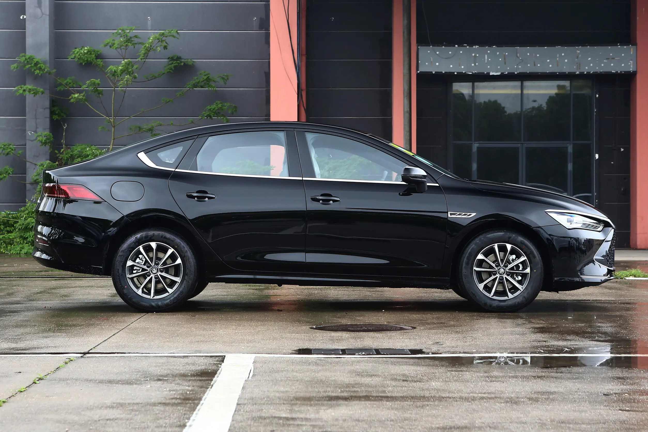 BYD QinPlus DM-i - Sedan, PHEV — изображение 11