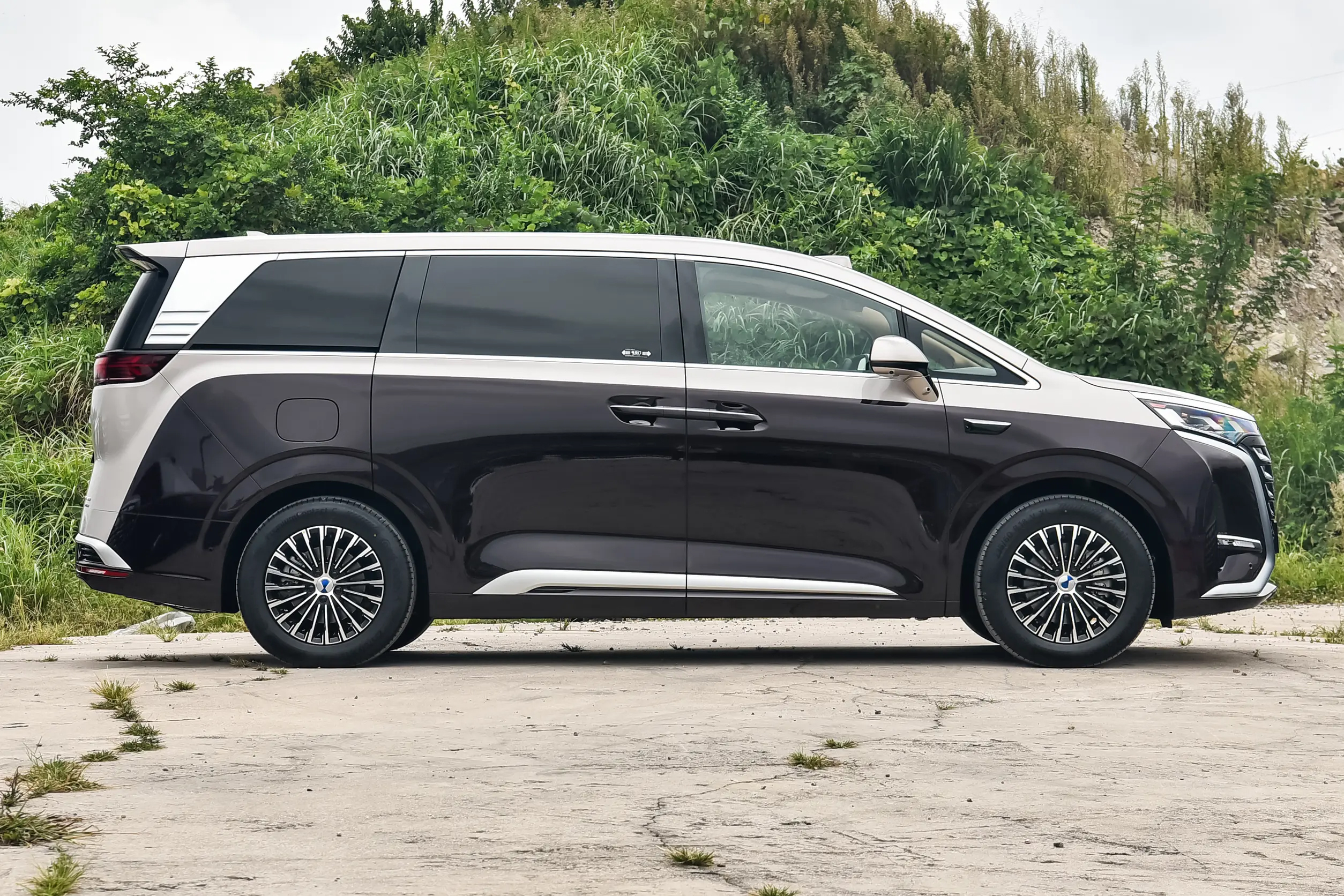 BYD Denza D9 DMI - MPV, EV, PHEV — изображение 7