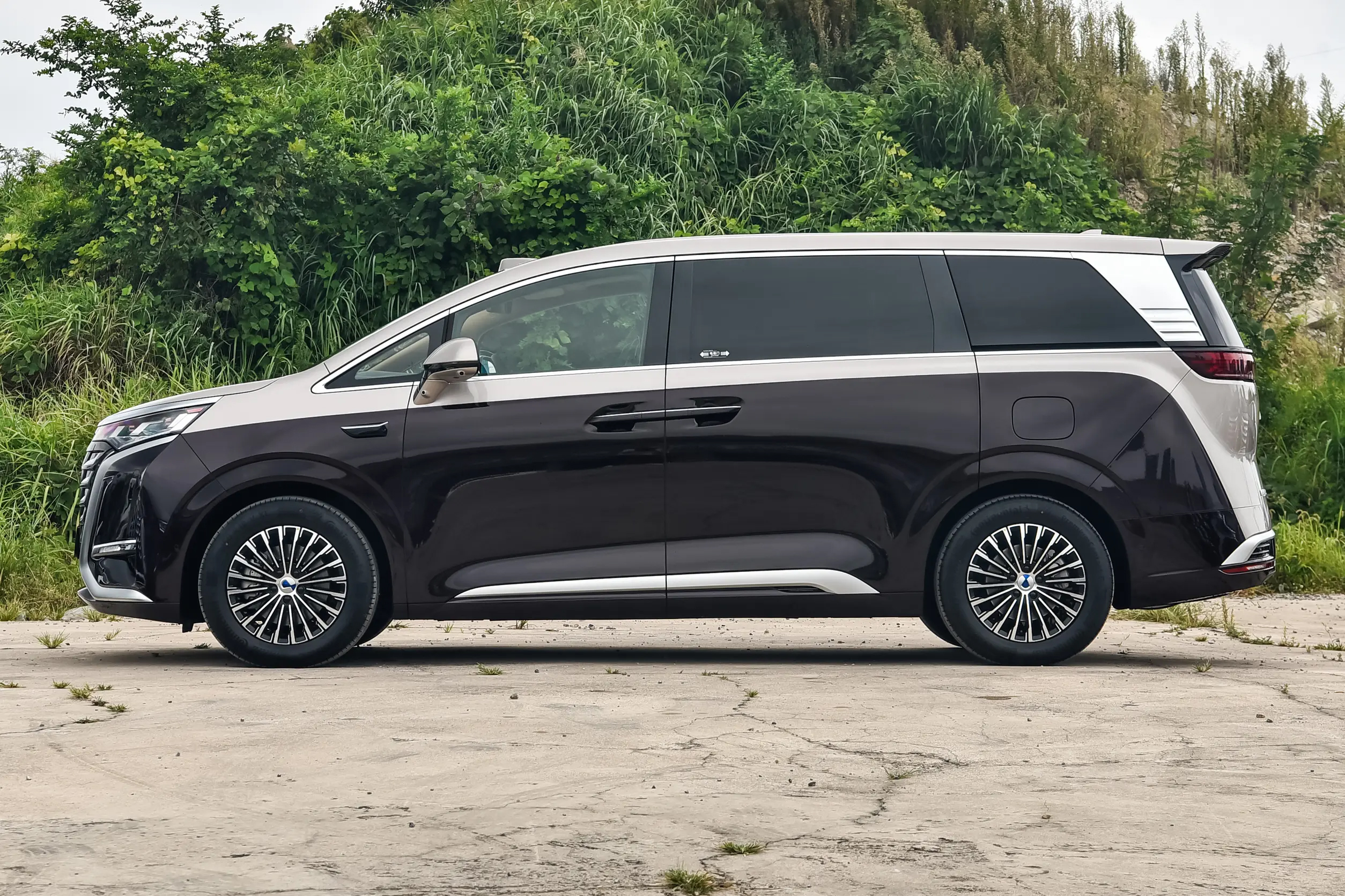 BYD Denza D9 DMI - MPV, EV, PHEV — изображение 6