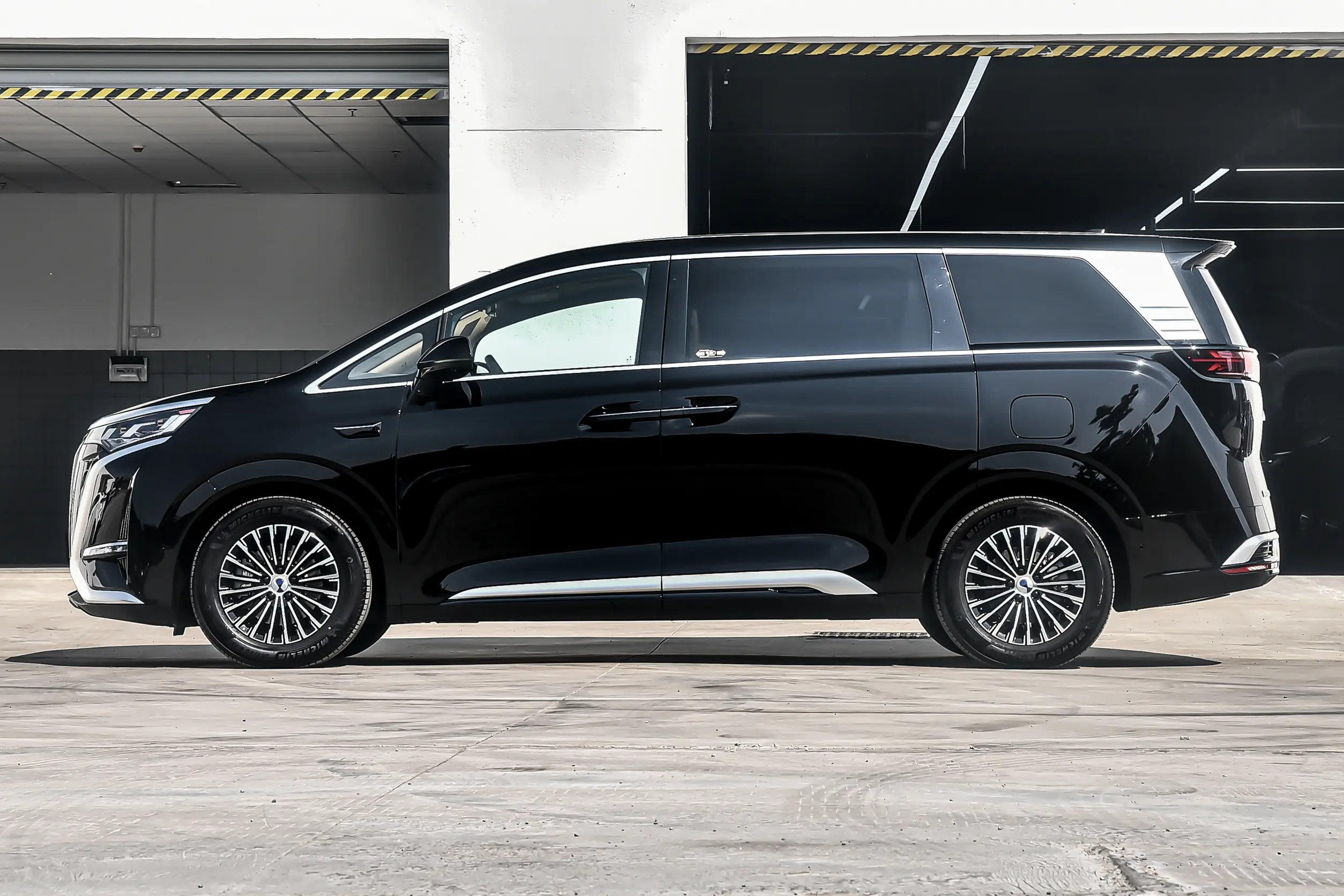 BYD Denza D9 EV - MPV, EV — изображение 7